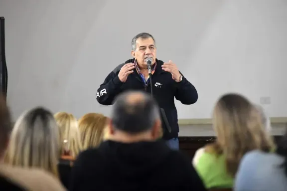 José Cáceres señaló que “la gente se cansó de poner el cuerpo” y acusó a Milei y Frigerio de haber violado la veda electoral.