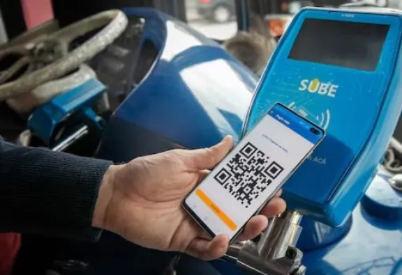 Los colectivos del servicio metropolitano ya permiten el pago con tarjeta, celular o código QR.