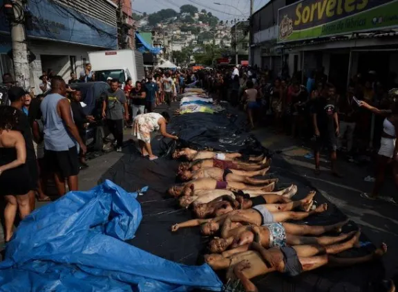 Río de Janeiro teñido de sangre: ya hay más de 120 muertos tras las redadas en favelas contra grupos narcotraficantes.