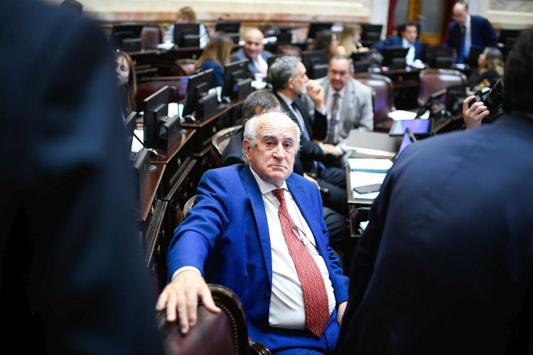 Un senador clave, mano derecha de CFK, no renovará su banca y se despedirá del Congreso en diciembre.