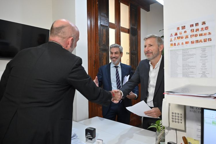 <p><strong>Presupuesto 2026: Frigerio presenta el plan de infraestructura más grande en la historia de Entre Ríos</strong> </p>
<p>El gobierno provincial ha anunciado un ambicioso proyecto de infraestructura para el año 2026, liderado por Frigerio. Este plan, considerado el más extenso y completo hasta la fecha en Entre Ríos, busca impulsar el desarrollo regional a través de diversas obras y mejoras en la infraestructura. Entre las principales propuestas se incluyen proyectos de pavimentación, modernización de rutas, y mejoras en servicios públicos, con el objetivo de fortalecer la conectividad y el bienestar de la población. La iniciativa representa una inversión significativa que promete transformar la calidad de vida de los entrerrianos y estimular el crecimiento económico de la provincia.</p>