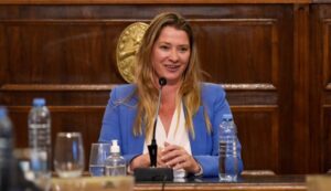 La vocal Gisela Schumacher sigue internada después de haber sufrido un accidente.