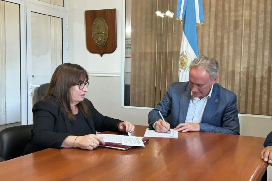 Se firmó el contrato para la reestructuración del Hospital San Roque de Paraná.