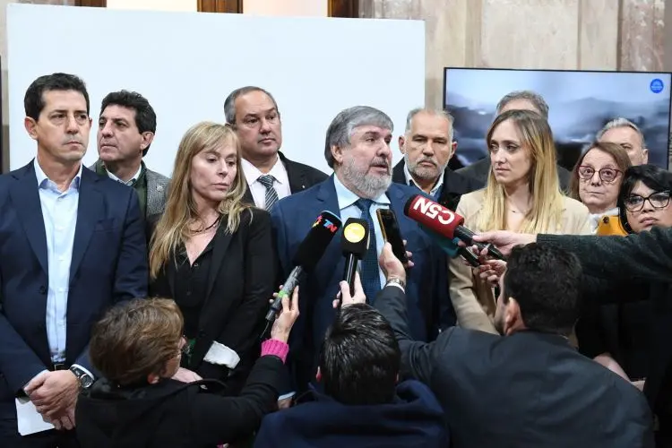Claro, aquí tienes una reescritura del comunicado en el contexto del Día de la Lealtad, manteniendo la información intacta:
—
Los senadores de Unión por la Patria (UP) emitieron un contundente comunicado criticando al gobierno de Javier Milei en el marco del Día de la Lealtad. Expresaron su preocupación por las políticas implementadas y su impacto en la ciudadanía, reafirmando su compromiso con la defensa de los derechos y el bienestar de la población.
—
Si necesitas más información o un enfoque diferente, házmelo saber.