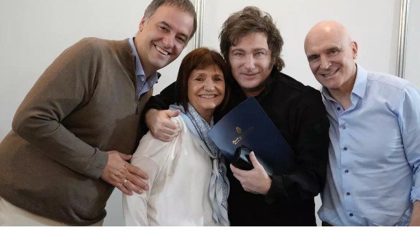 Adorni defendió a Espert y habló de un “tema refritado”