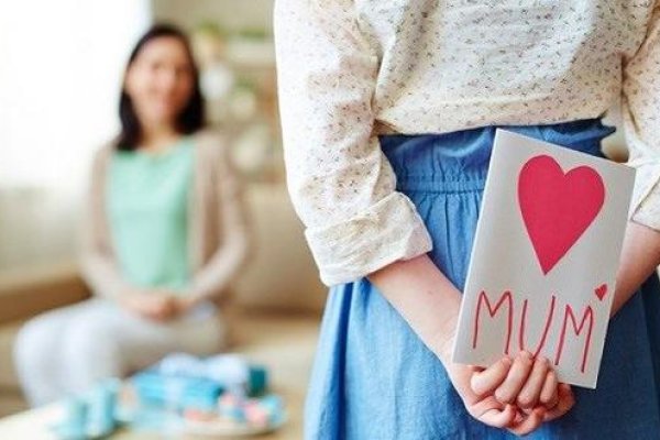 “Hoy es el Día de la Madre” podría reescribirse como “Hoy se celebra el Día de la Madre”.