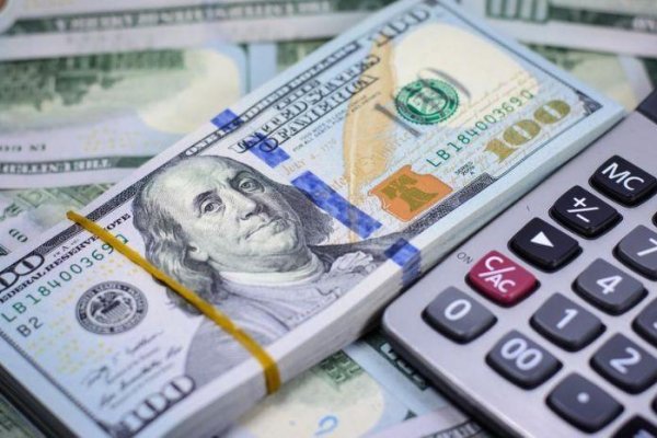 Dólar: en el Nación subió a 1.495 pesos y el blue superó los 1.500 pesos.