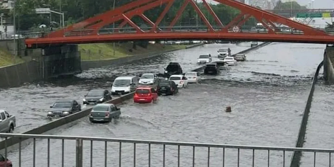 Temporal devastador en el AMBA: un fallecido, calles inundadas y miles de hogares sin luz.