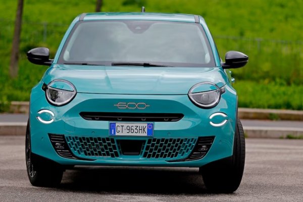 Claro, aquí tienes una versión reescrita:
“Presentamos el nuevo Fiat 600: un vehículo que combina estilo, tecnología y comodidad. Con un diseño moderno y atractivo, el Fiat 600 destaca por su amplia gama de características. 
Este modelo ofrece un espacio interior óptimo, ideal para la familia o salir con amigos. Además, cuenta con avanzados sistemas de conectividad y seguridad, asegurando una experiencia de conducción placentera y segura. 
El nuevo Fiat 600 está disponible en diversas versiones y colores, adaptándose a los gustos y necesidades de cada conductor. Sin duda, este auto será un referente en su segmento.”