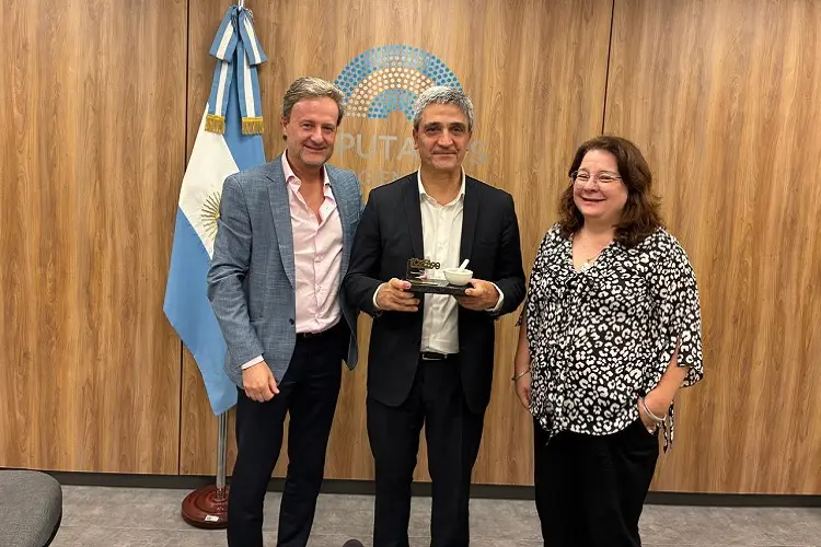El diputado Yedlin fue homenajeado por la Confederación Farmacéutica Argentina.