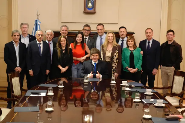 Milei presentó oficialmente su nuevo Gabinete con una foto grupal en la Casa Rosada.